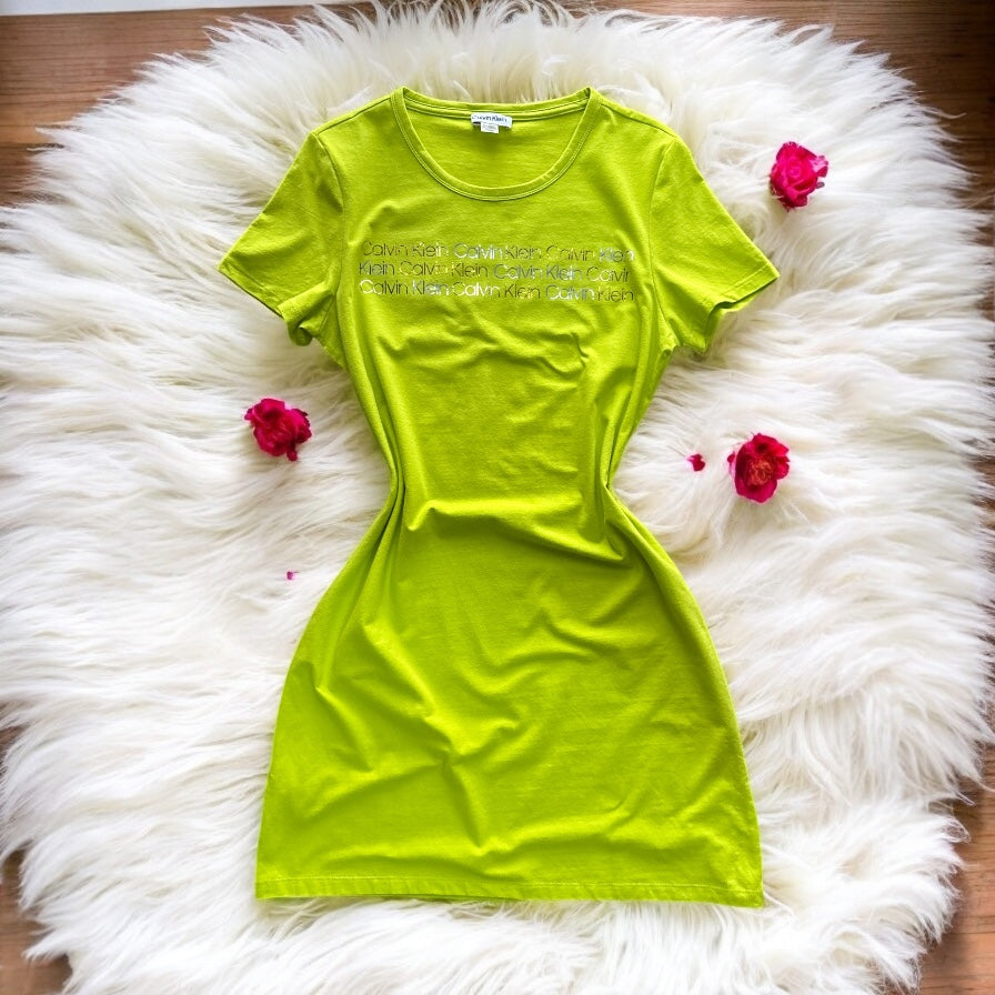Vestido Calvin K  verde fosforescente con letras doradas y plata