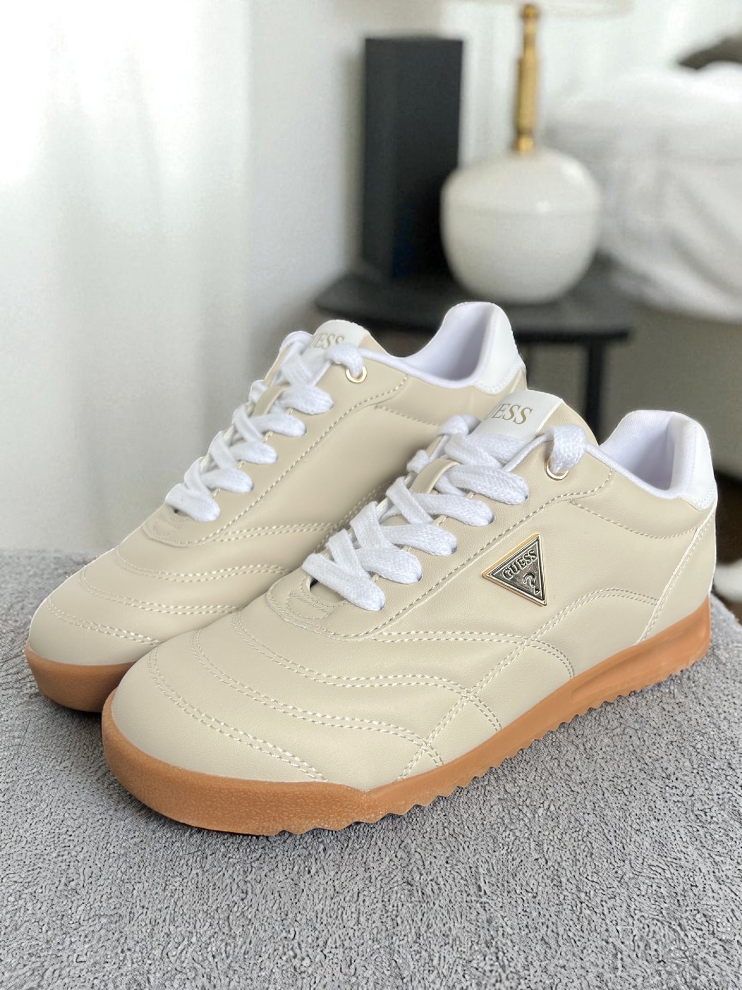 Tenis Guess camel con placa dorada