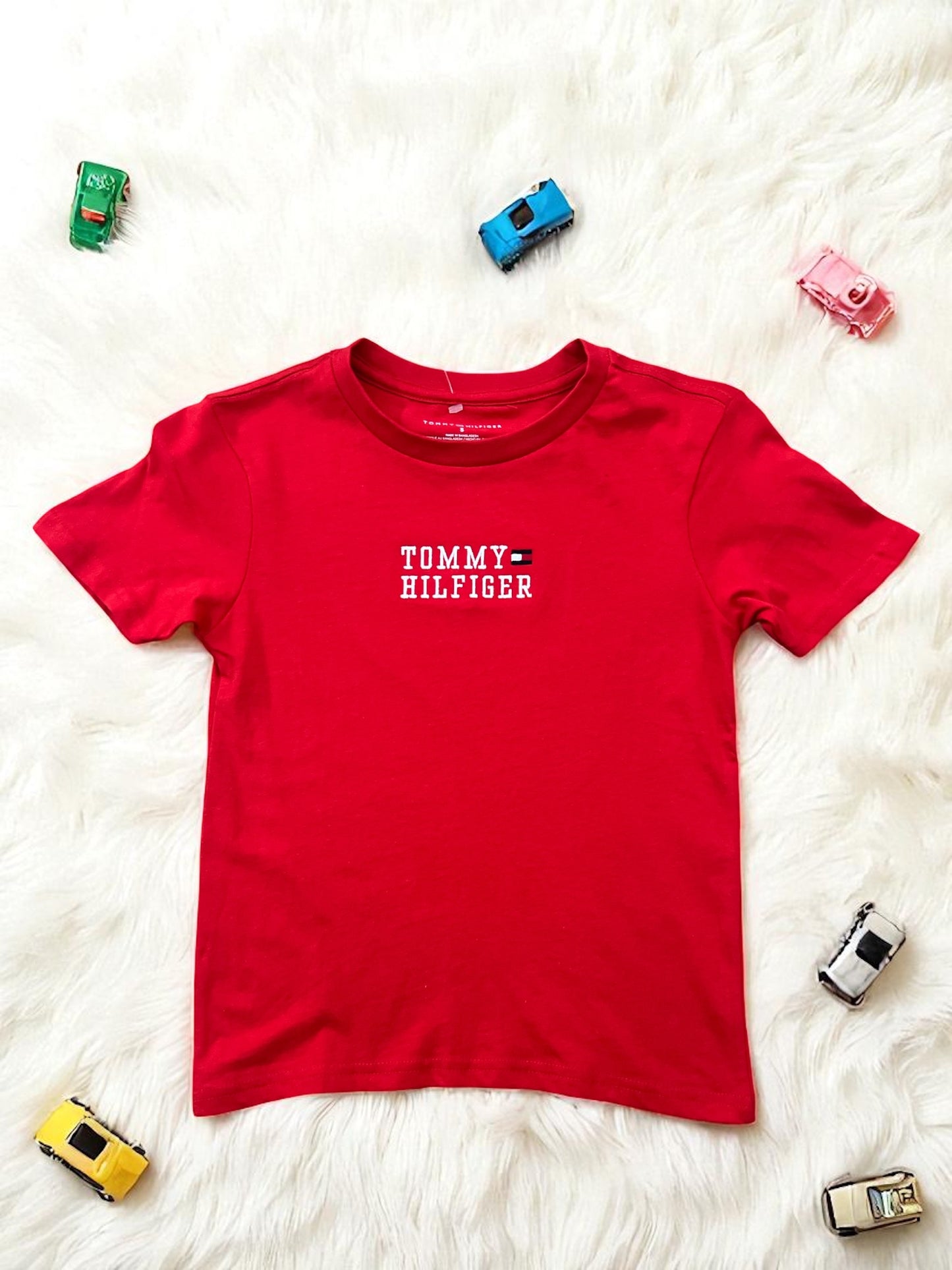 Playera Tommy H roja con letras blancas, para niño