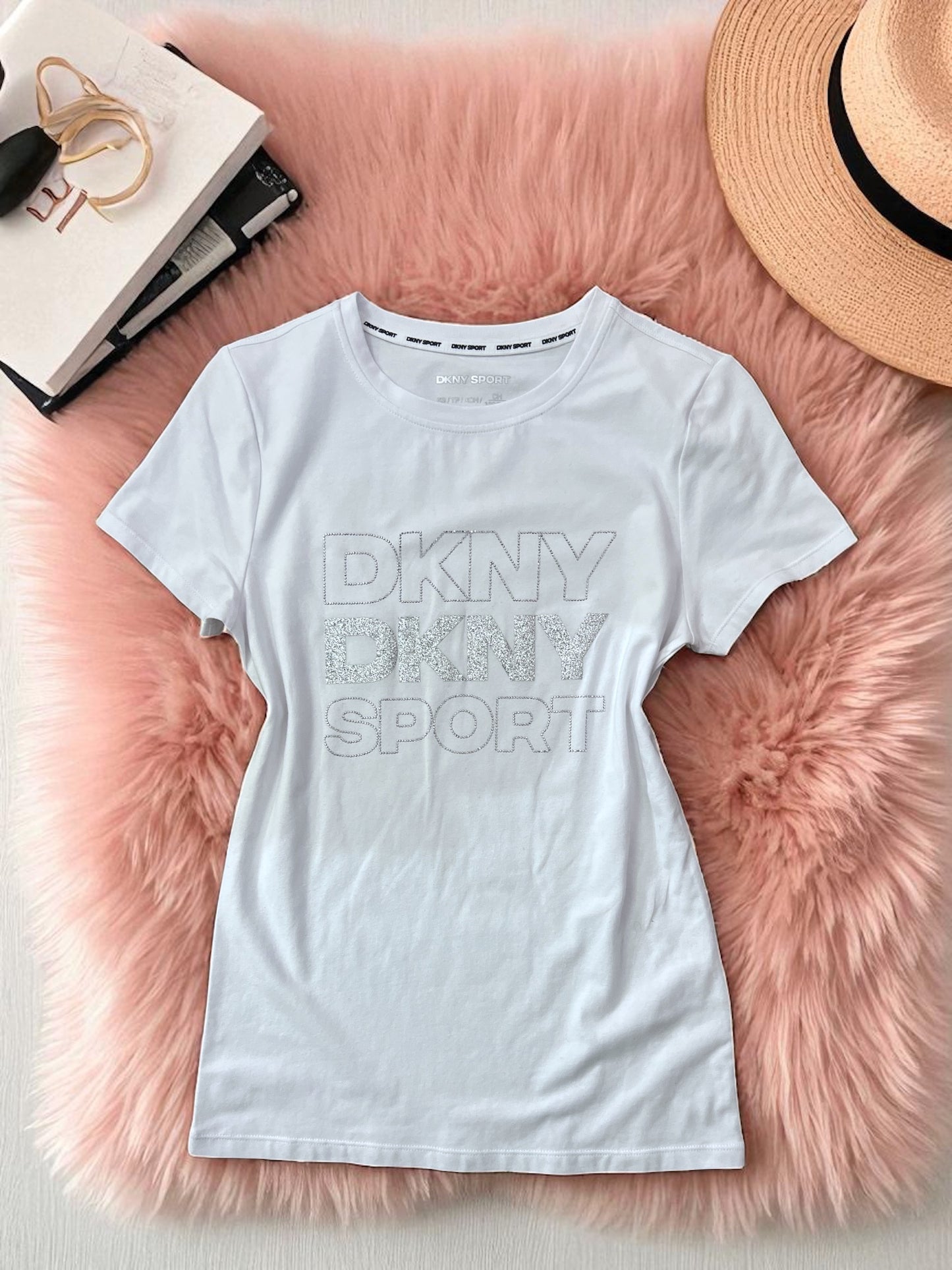 Playera DKNY blanca, letras plateadas de brillos