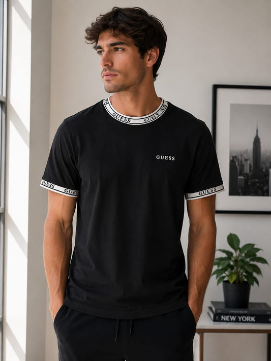 Playera Guess negra para caballero con detalles en mangas y cuello