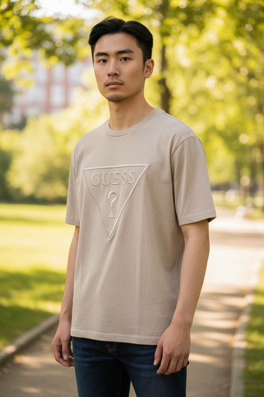 Playera Guess Camel con logo bordado para caballero