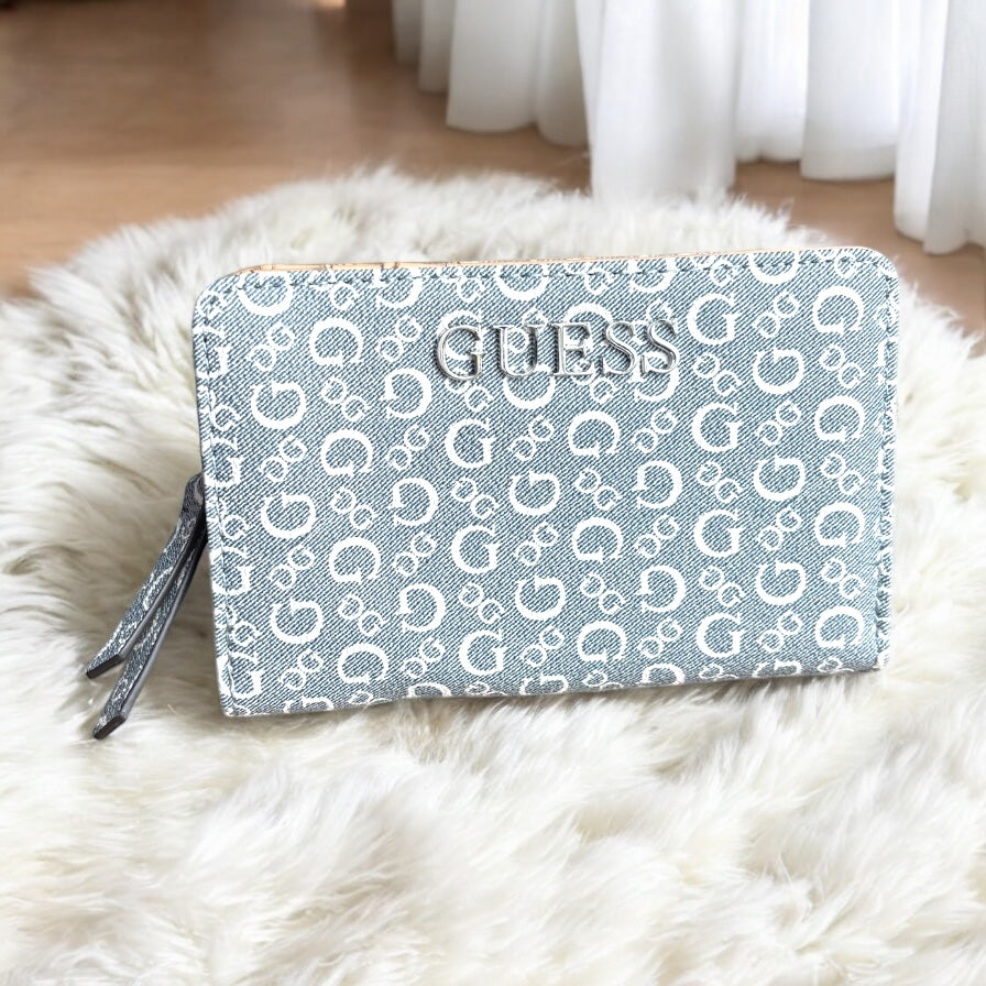 Cartera Guess gris monogram blanco y placa plateada
