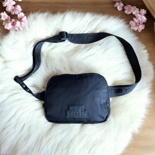 Cangurera Steve M negra, strap ajustable y placa negra de goma