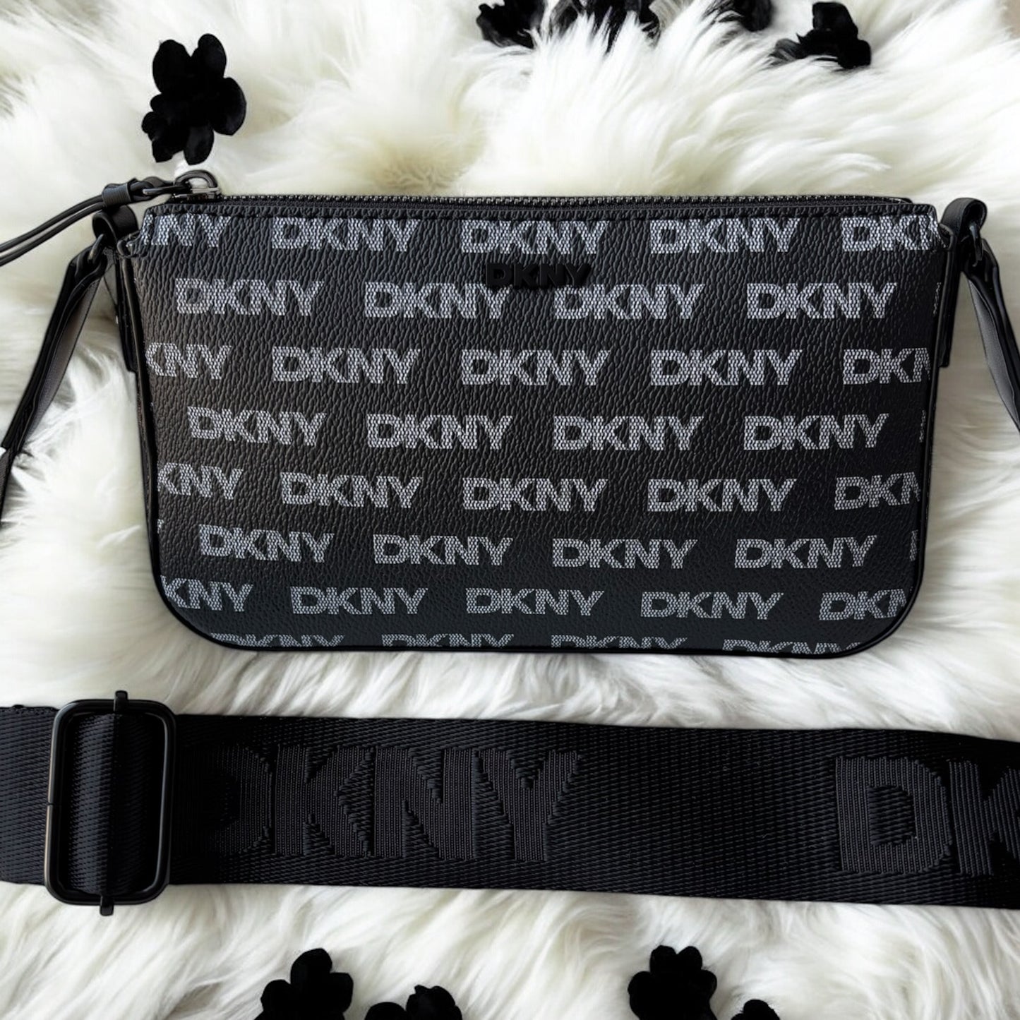 Crossbody DKNY negra con monogram gris