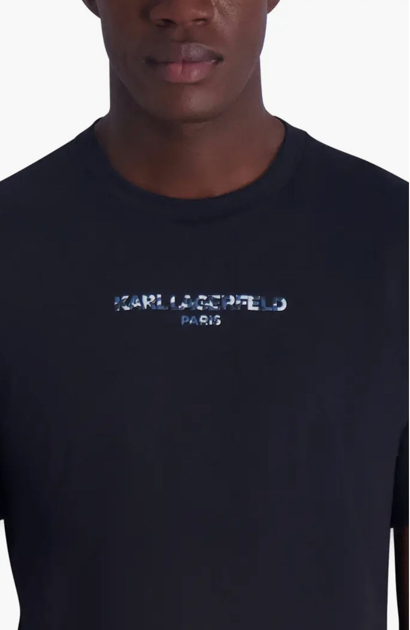 Playera Karl L negra letras camuflaje para caballero