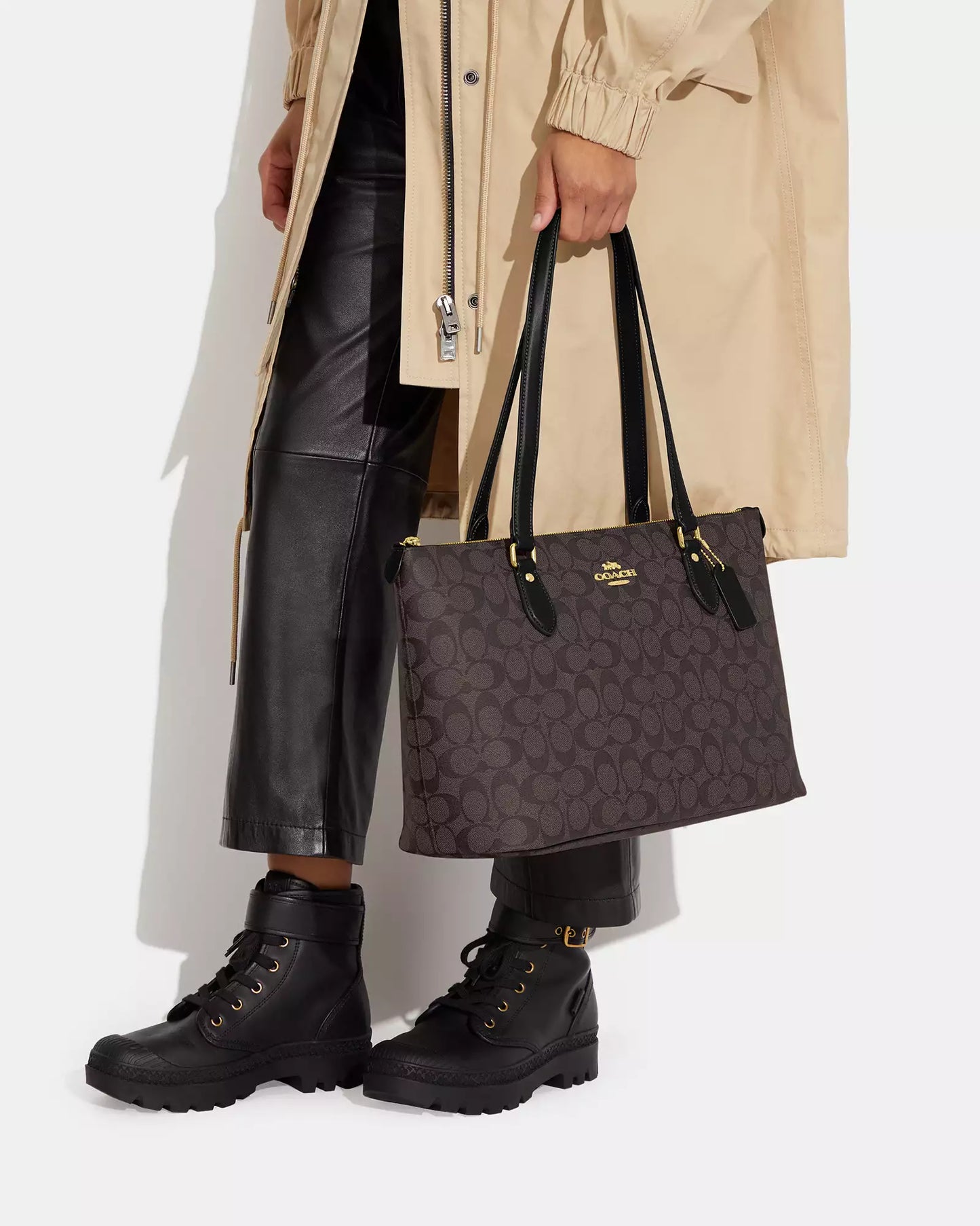 Tote Coach Gallery cafe/chocolate