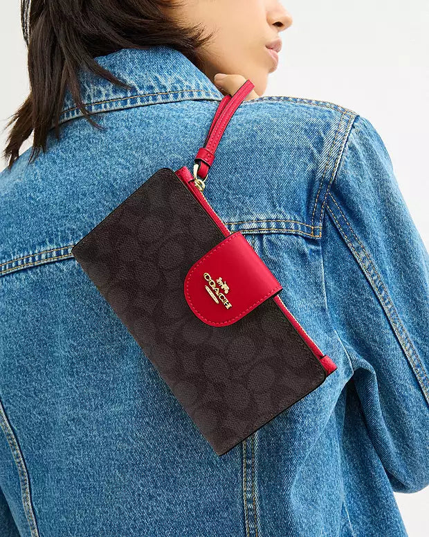 Cartera Coach chocolate/rojo, strap y placa dorada