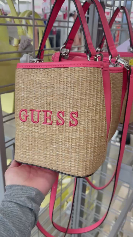 Bucket Guess yute/coral con strap y letras coral bordadas