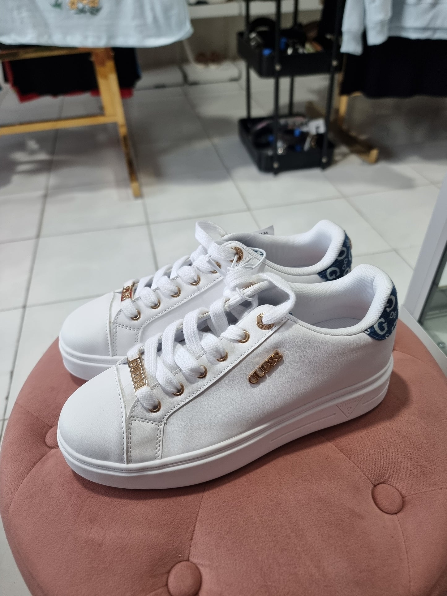 Tenis Guess blancos con detalles azul