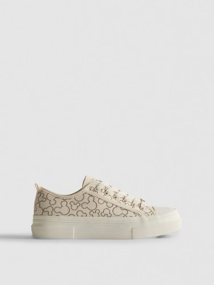 Tenis Primark Disney beige con monogram