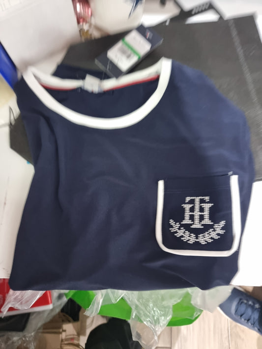 Playera Tommy H bolsita con piedritas