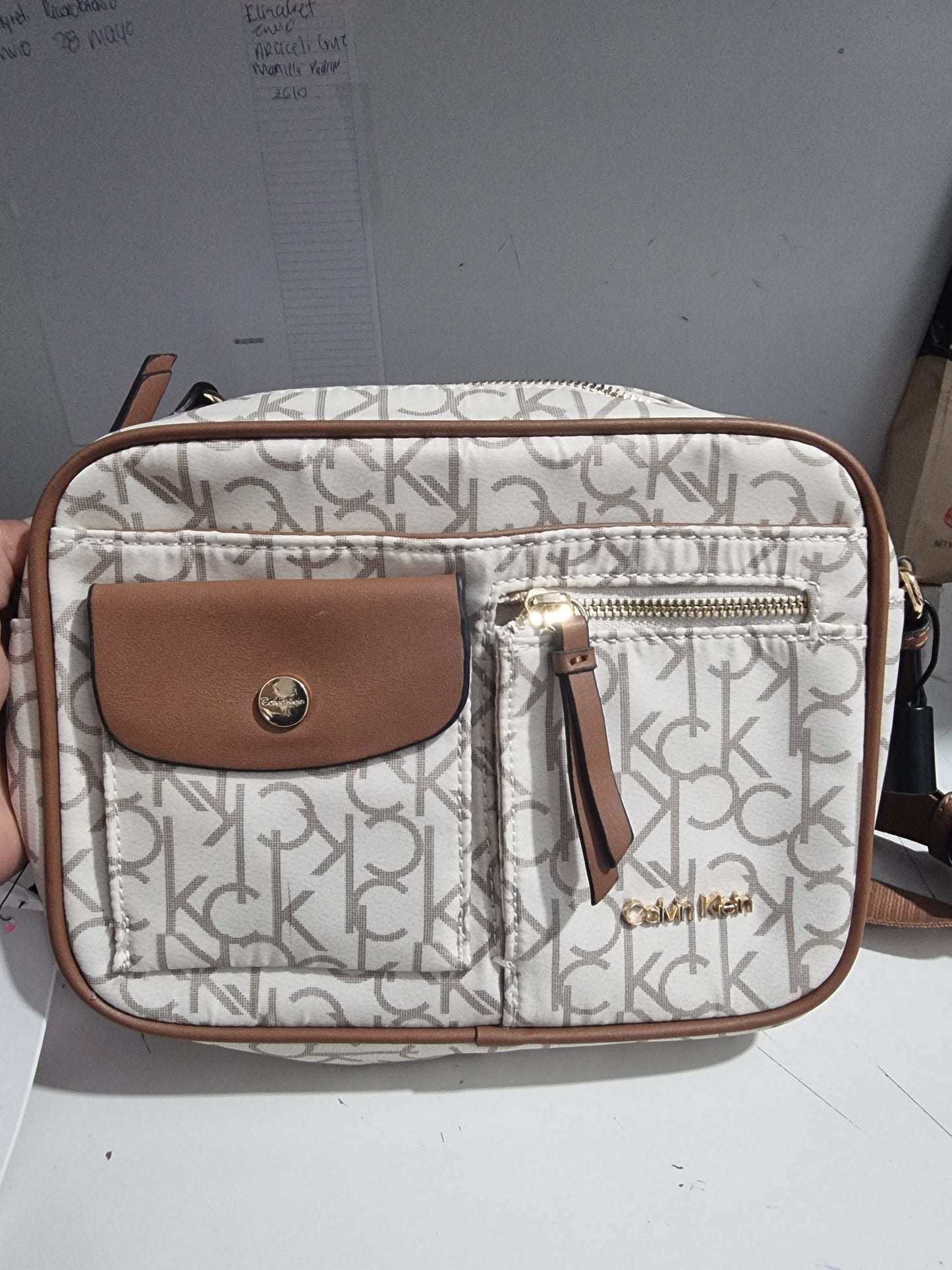 Crossbody calvin k beige con camel