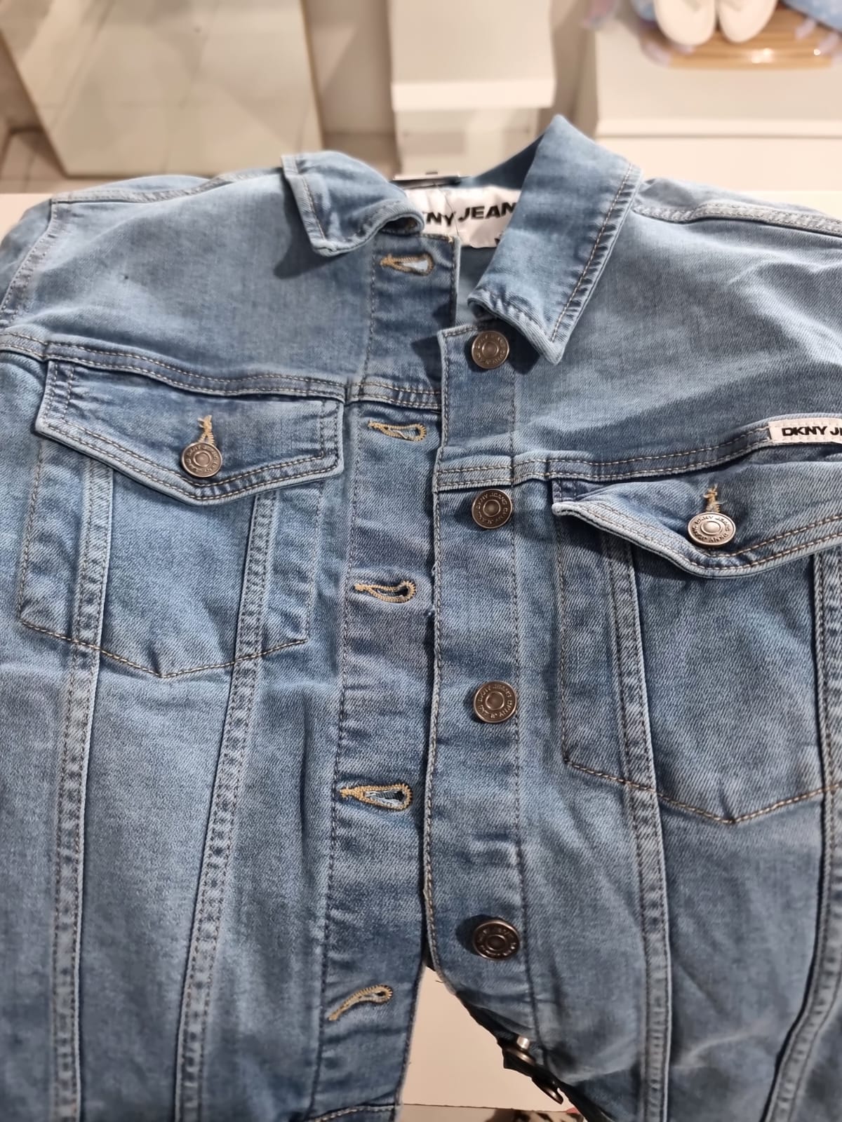 Chamarra DKNY de mezclilla