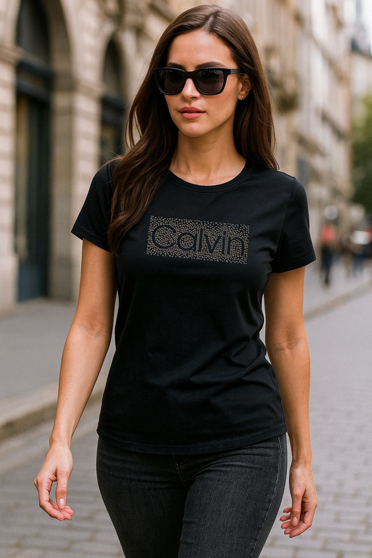 Playera Calvin negra con letras doradas