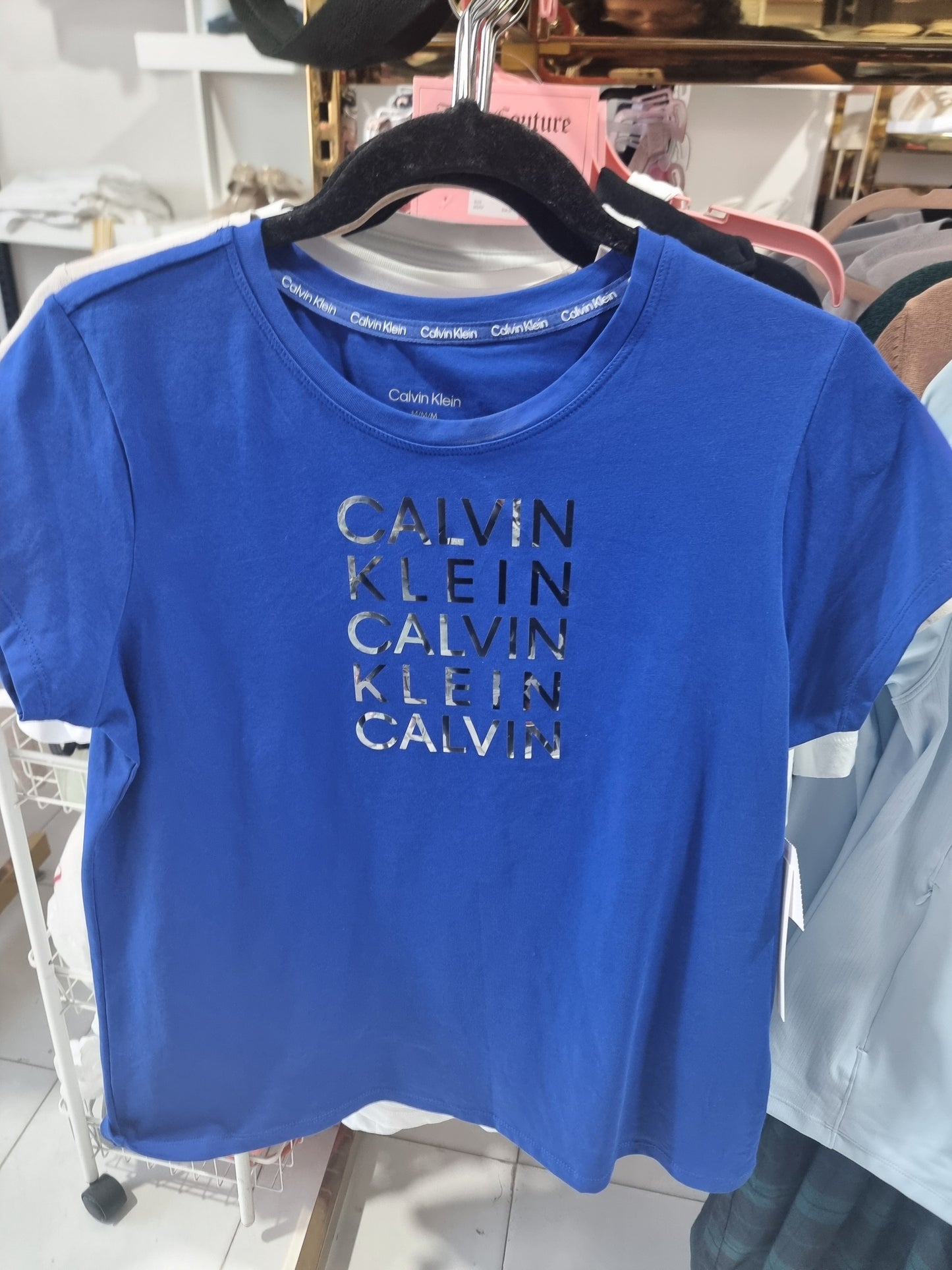 Playera Calvin k azul con letras plateadas