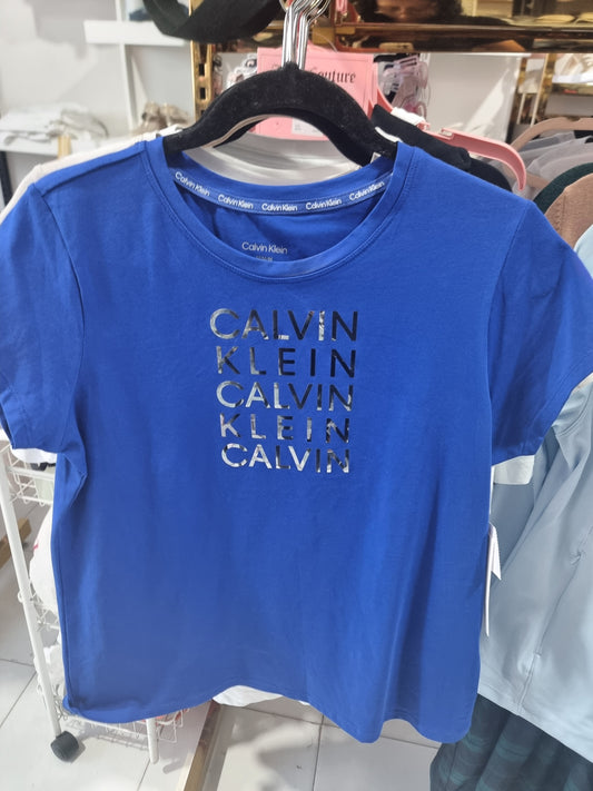 Playera Calvin k azul con letras plateadas