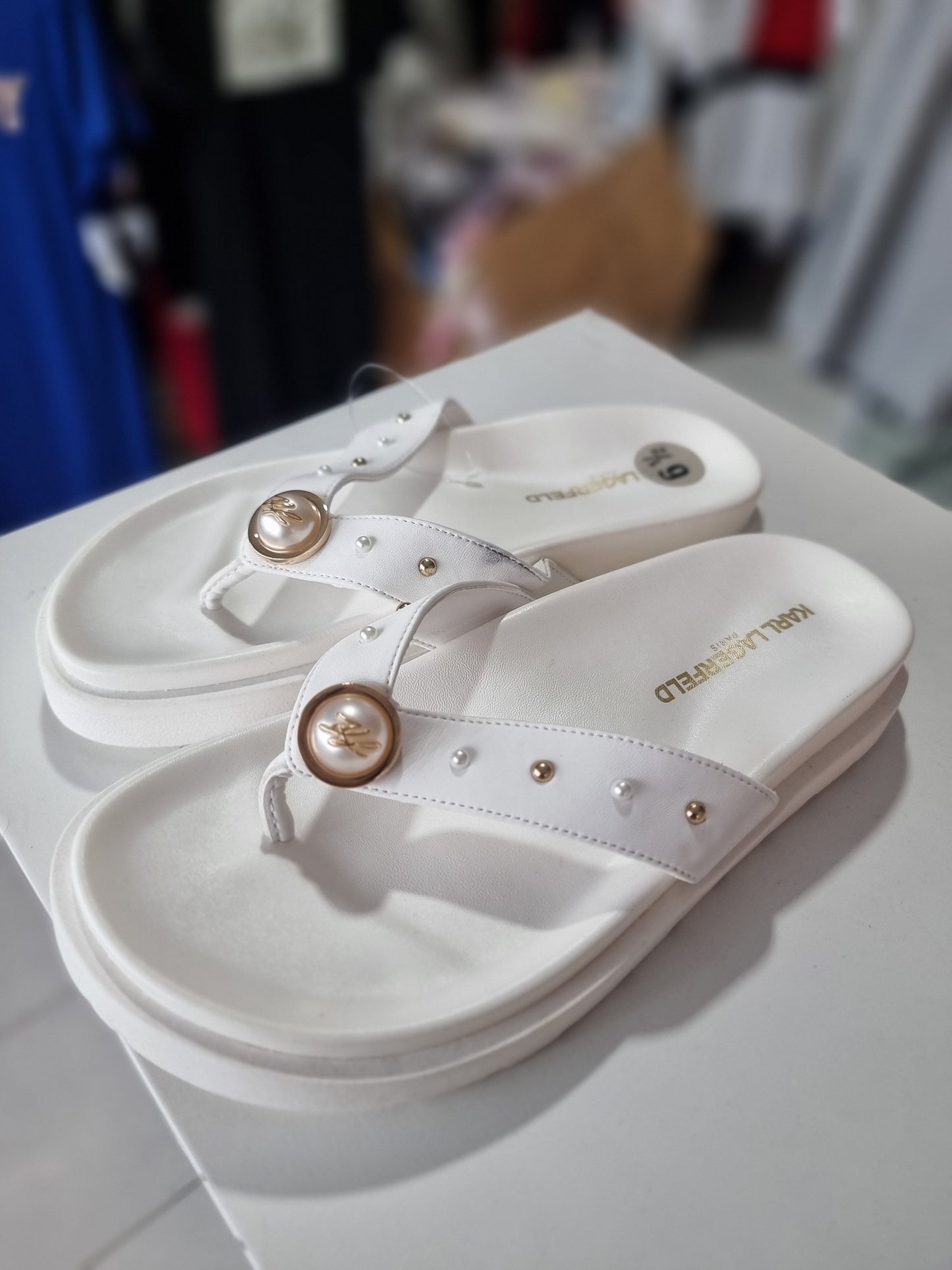 Sandalias KarlLagerfeld crema con perlas