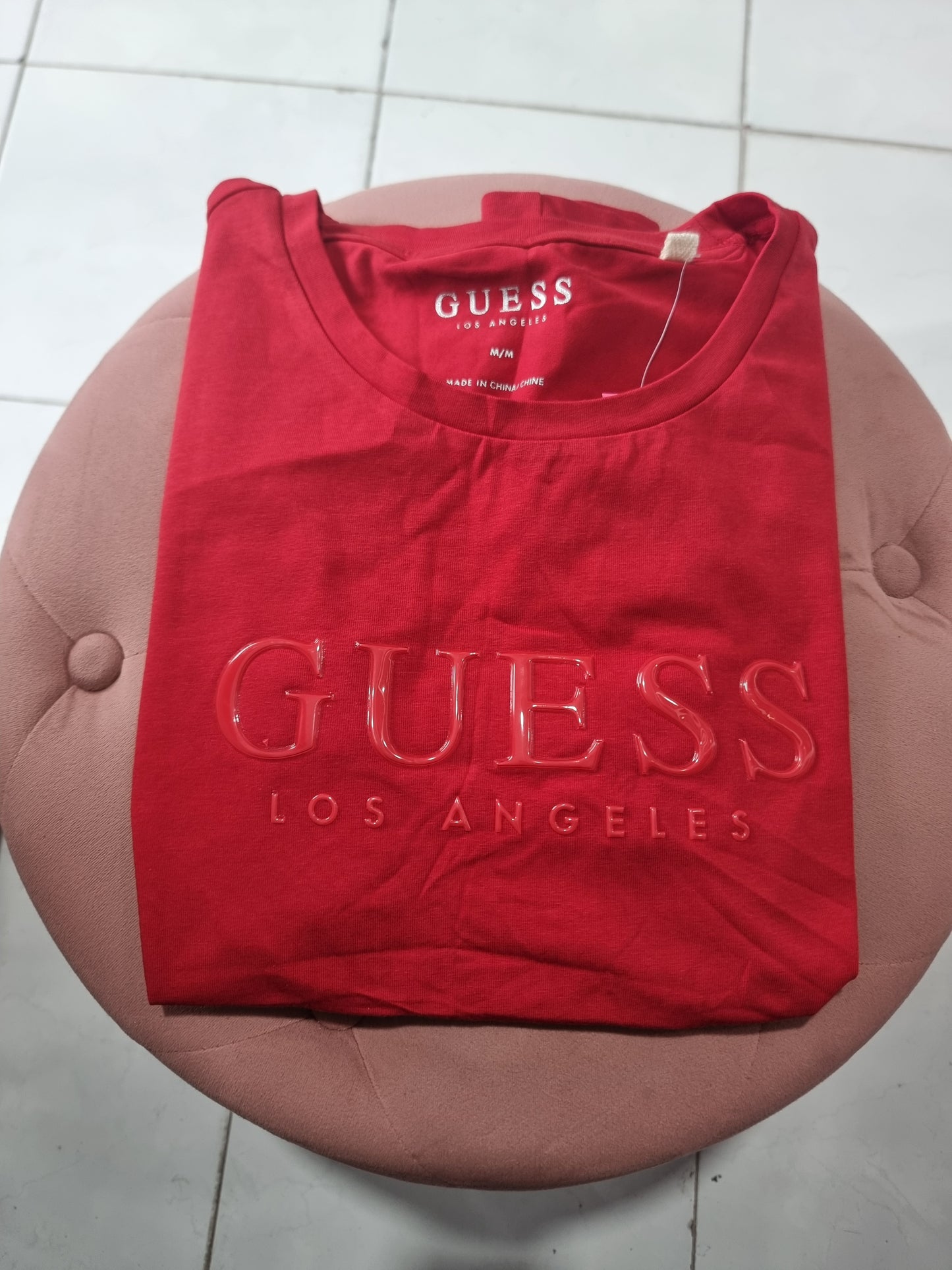 Playera Guess rosa con letras rojas