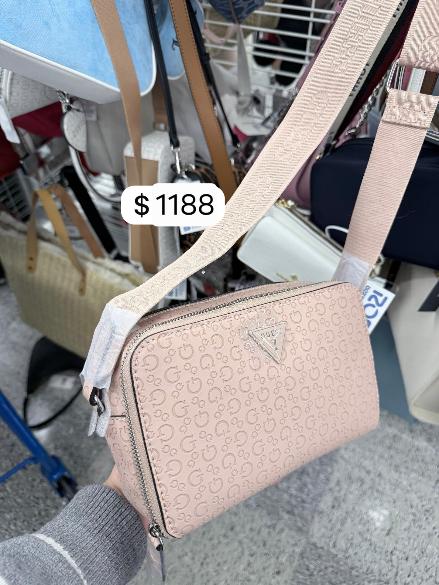 Crossbody Guess palo de rosa con monogram grabado
