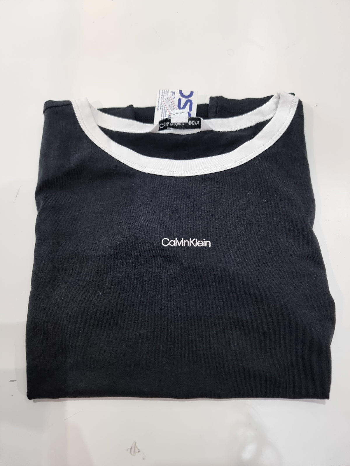 Playera Calvin k negra con lines blancas