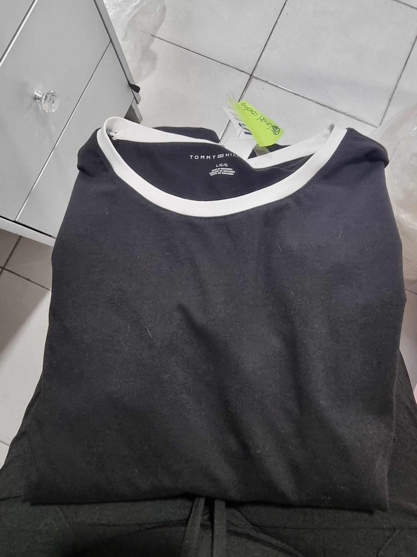 Vestido Tommy H negro con letras blancas