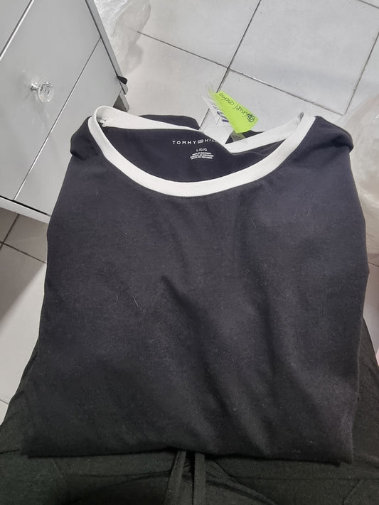 Vestido Tommy H negro con letras blancas