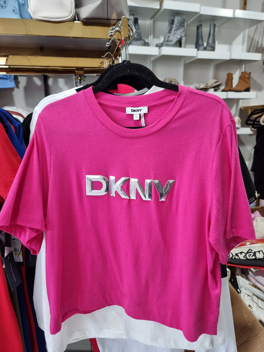 Playera DKNY fucsia  letras plateadas