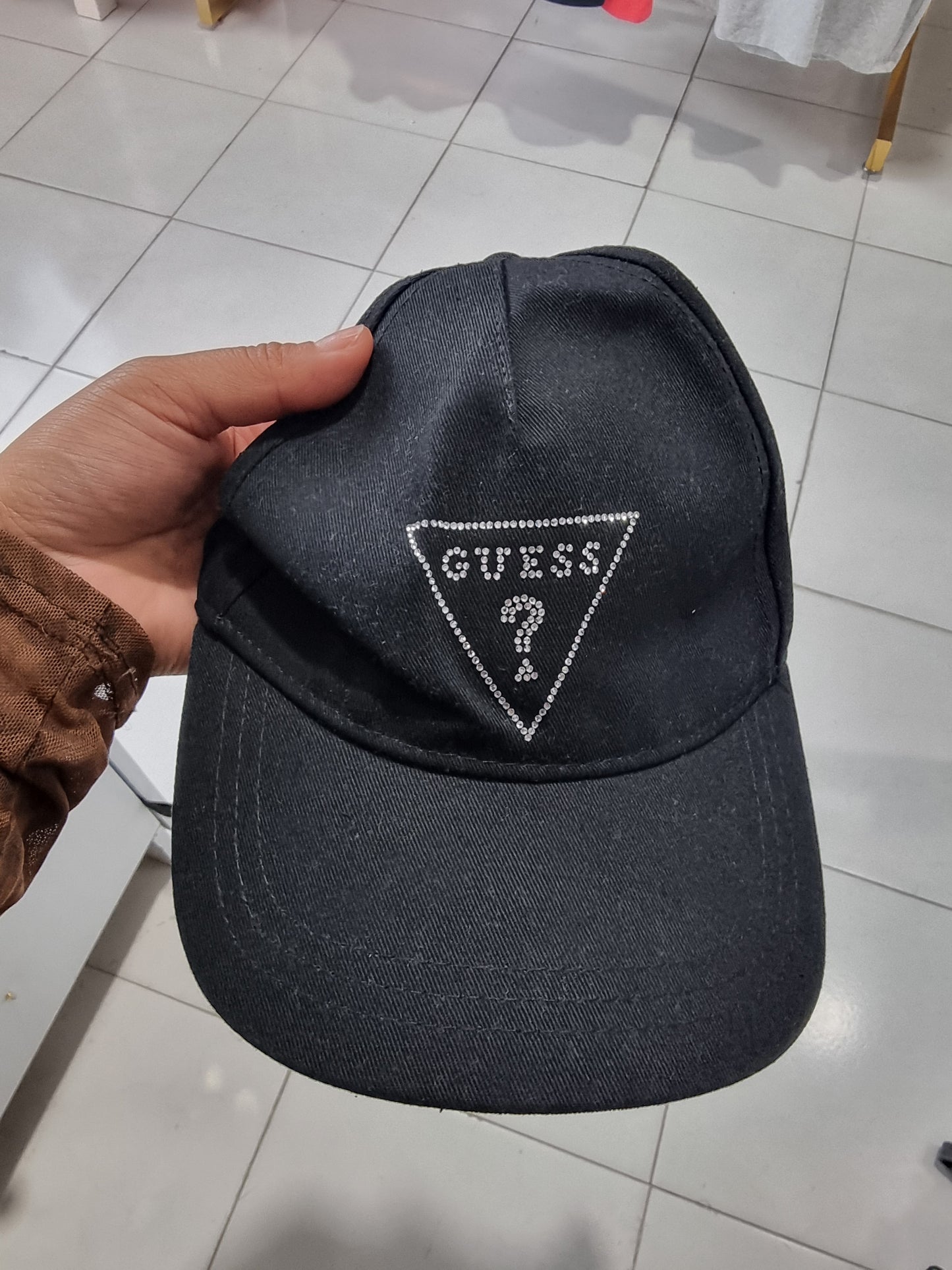 Gorra Guess negra con brillos