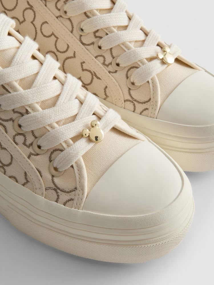 Tenis Primark Disney beige con monogram