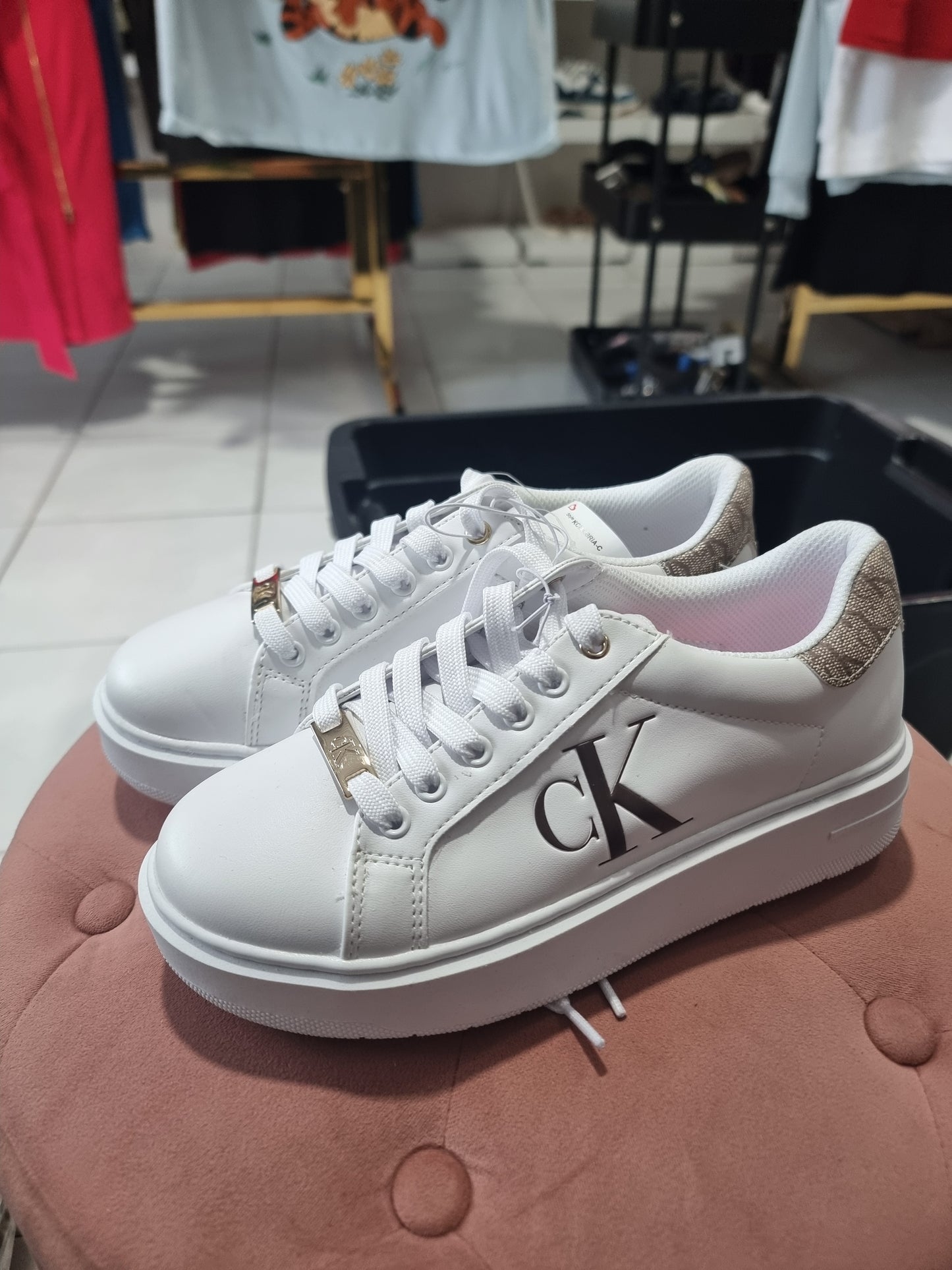 Tenis Calvin k blanco detalles cafés