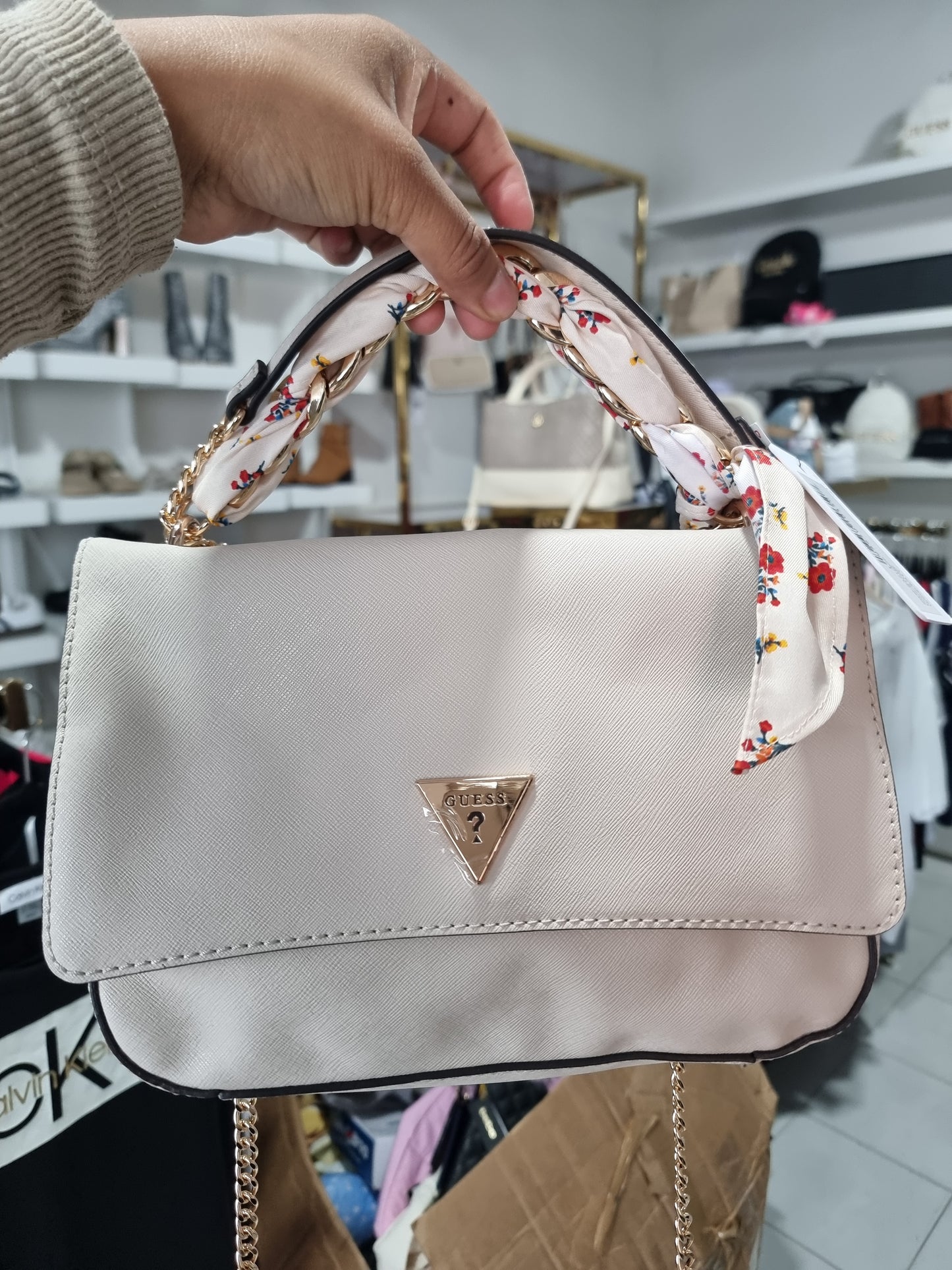 Crossbody Guess beige con pañuelo