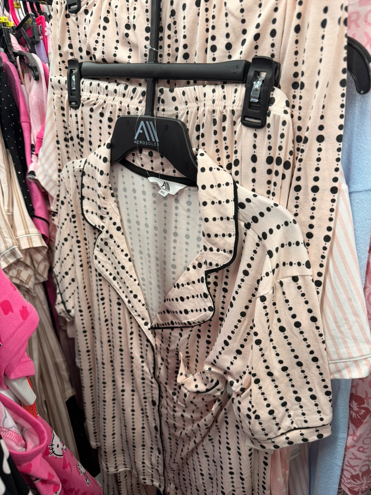 Pijama rosa con lunares negros