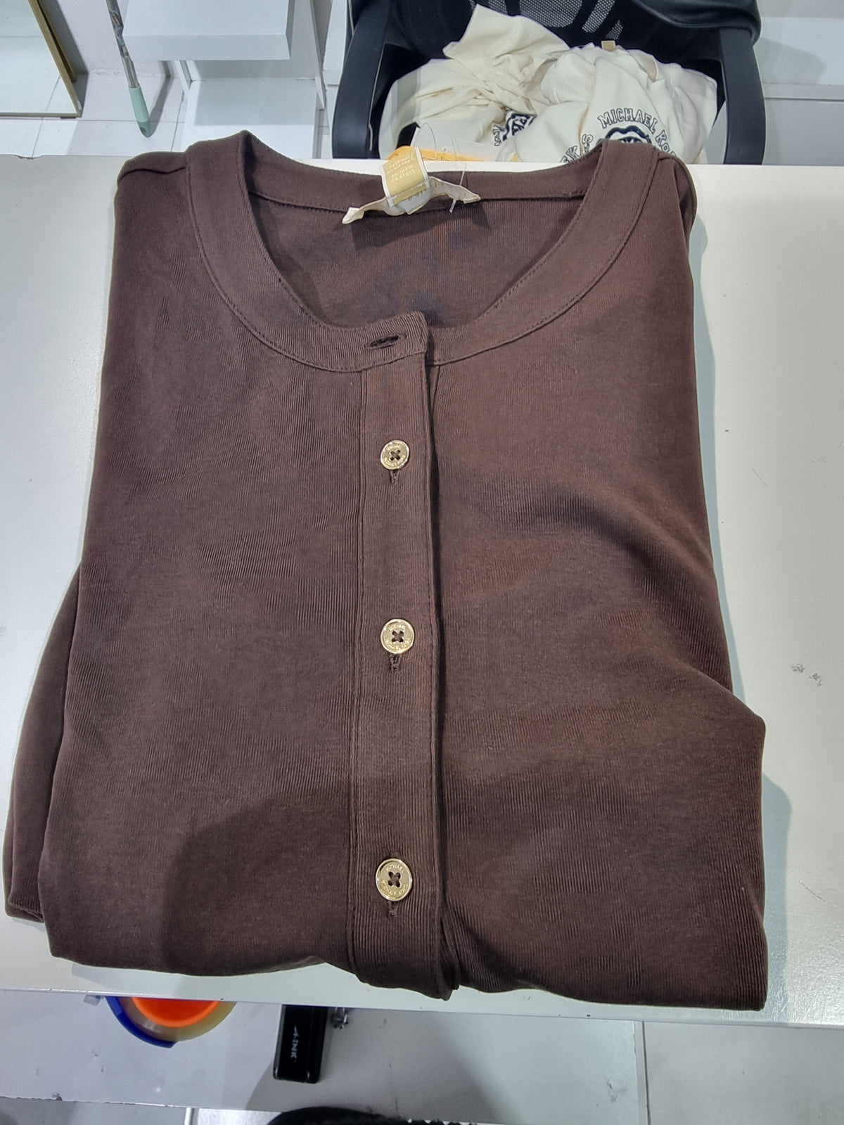 Playera Michael k cafe de botones