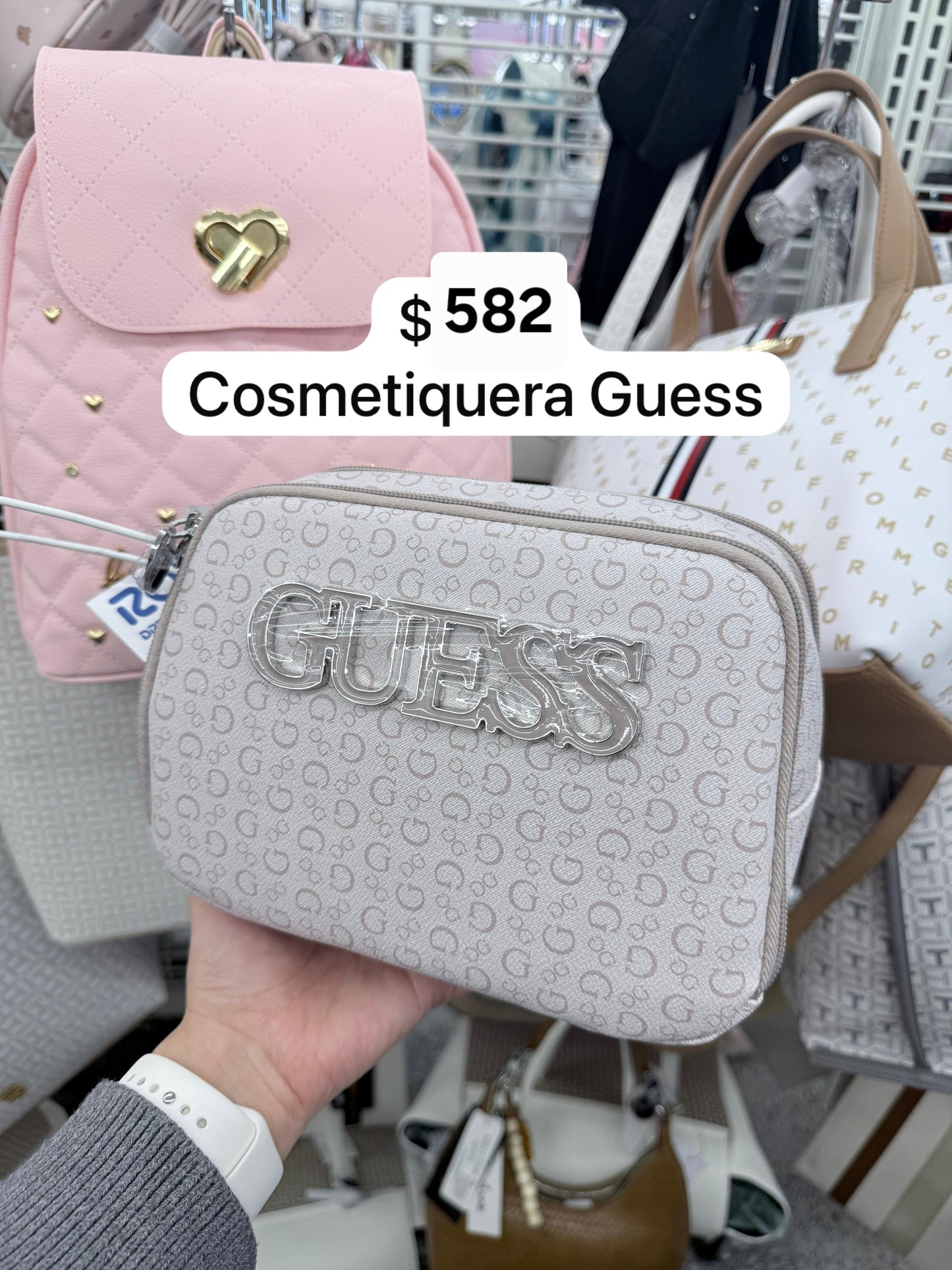 Cosmetiquera Guess nude con placa grande