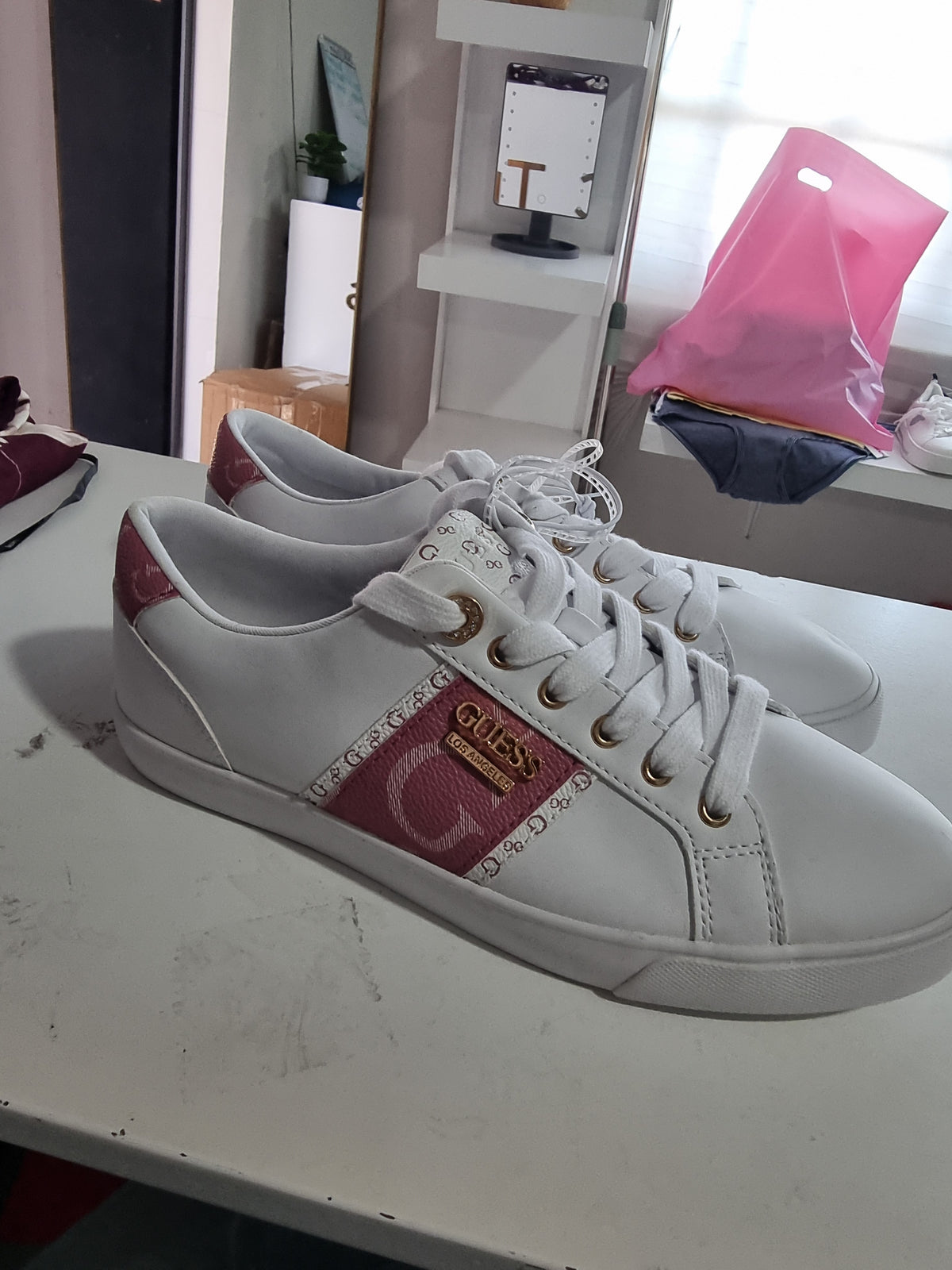 Tenis Guess blancos con rosa