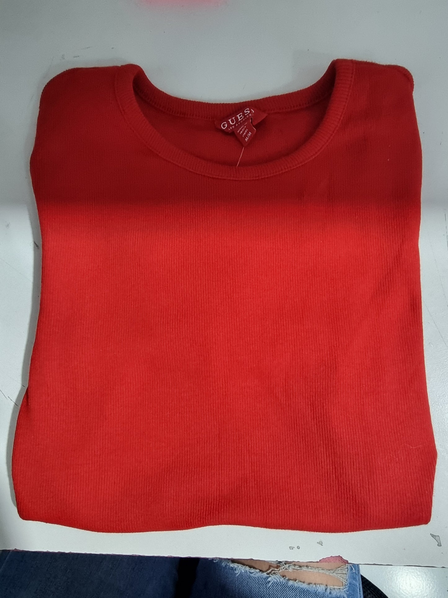 Playera Guess Roja con letras en manga