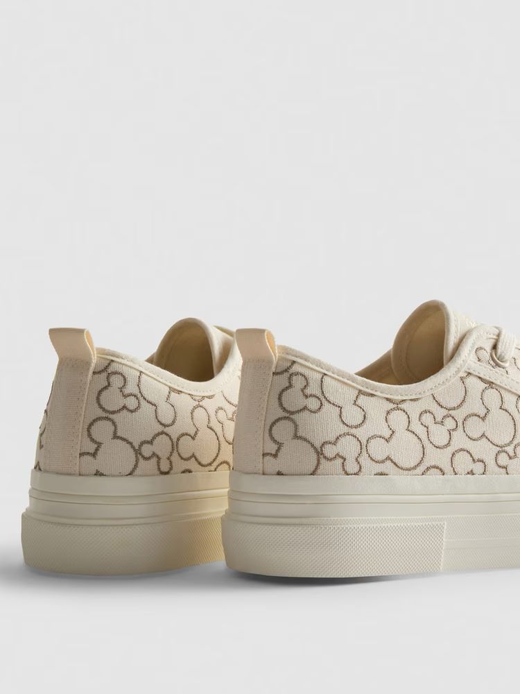 Tenis Primark Disney beige con monogram
