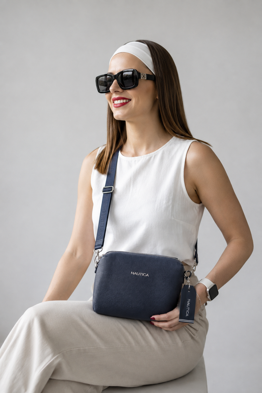 Crossbody náutica azul marino con strap grabado
