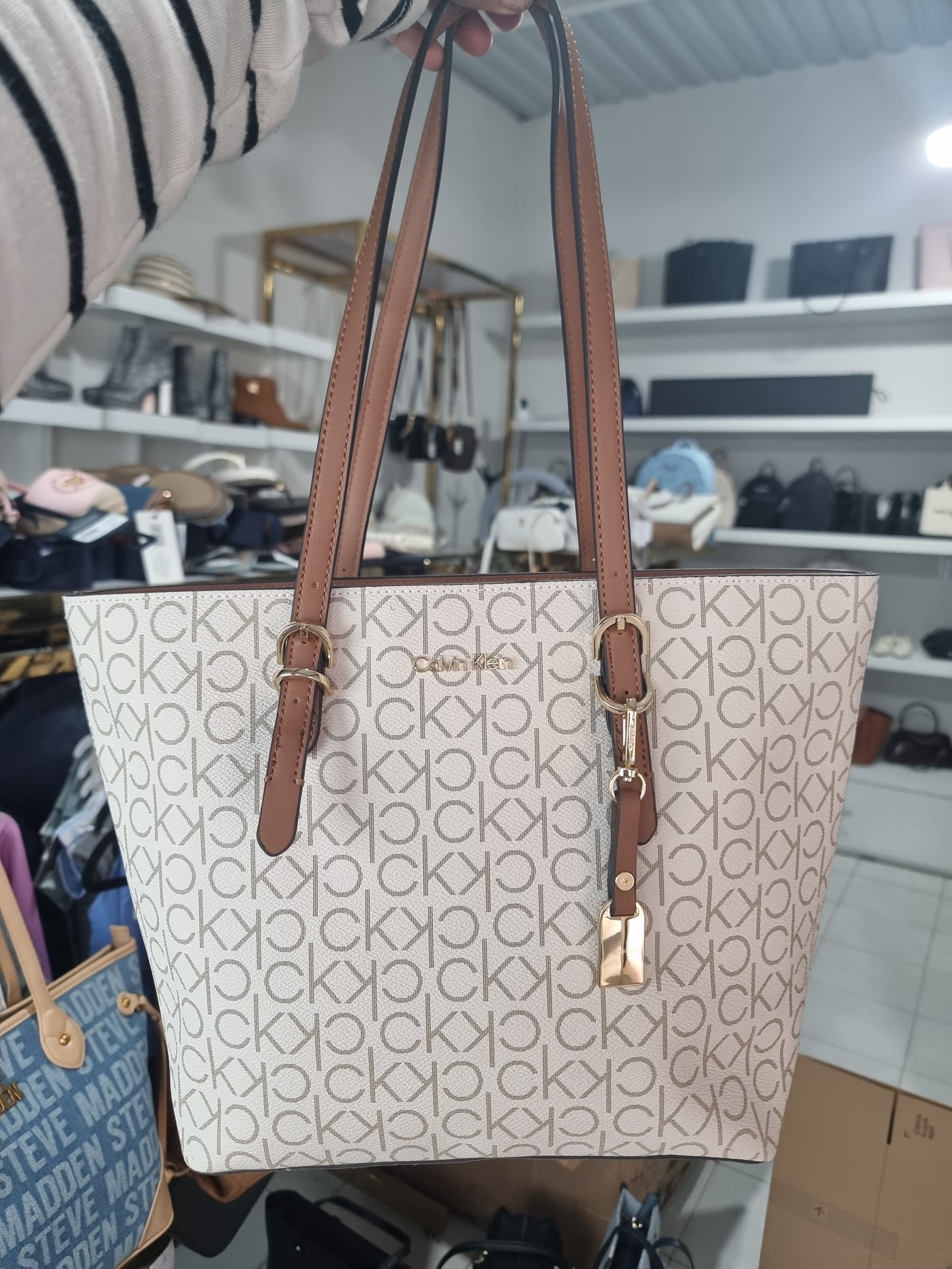 Tote Calvin k beige con placa
