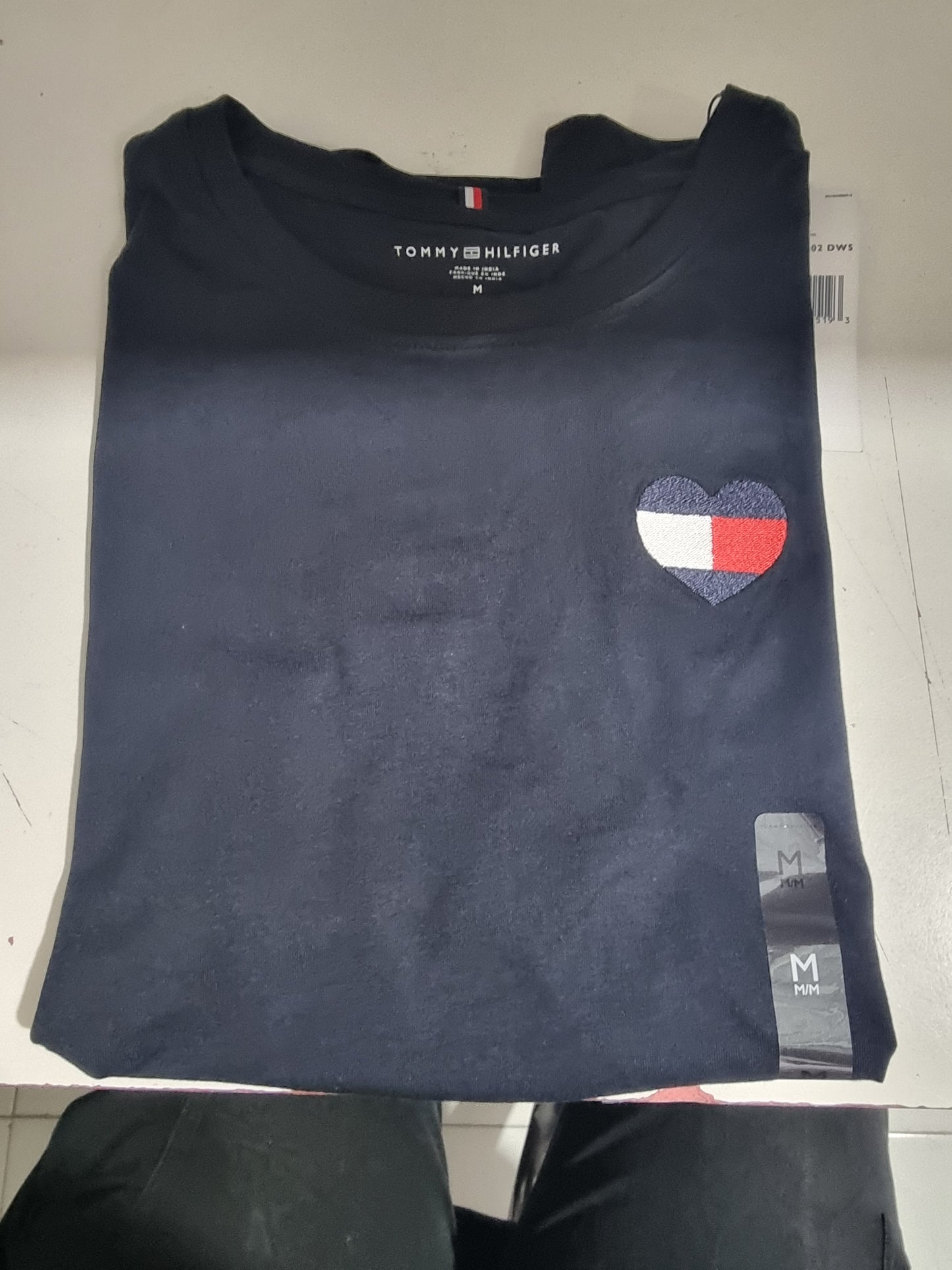 Playera Tommy H azul con lodo de corazon