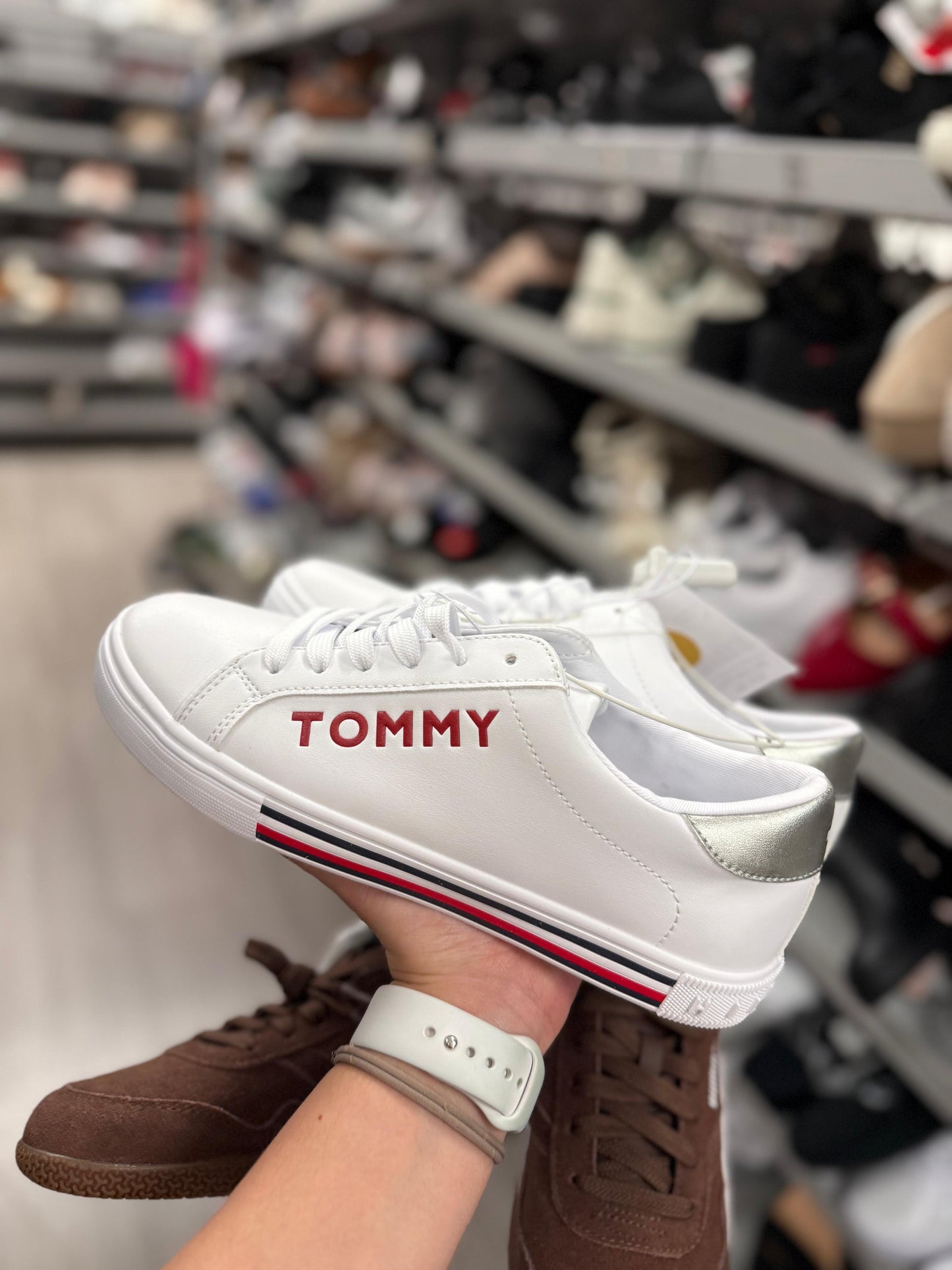 Tenis Tommy H blancos con letras rojas
