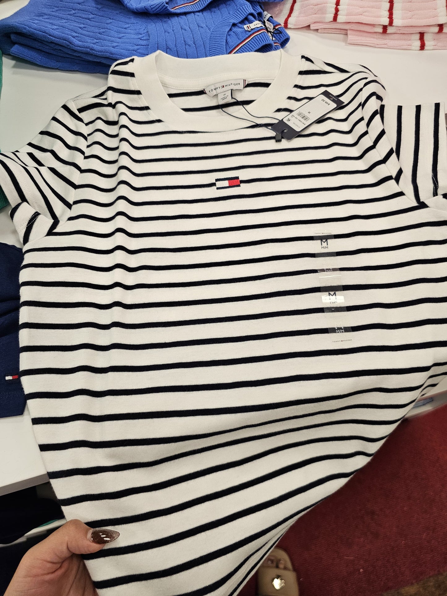 Playera Tommy H blanca con rayas negras