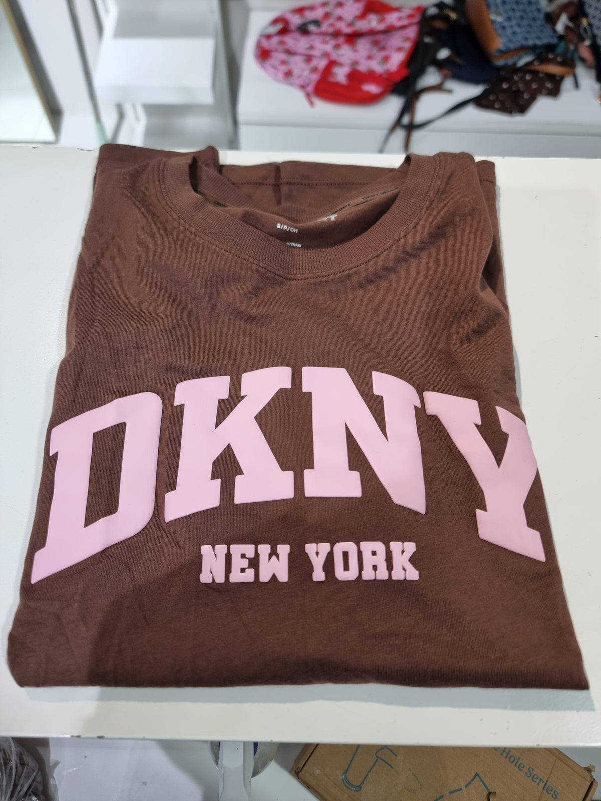Playera DKNY cafe con letras rosa
