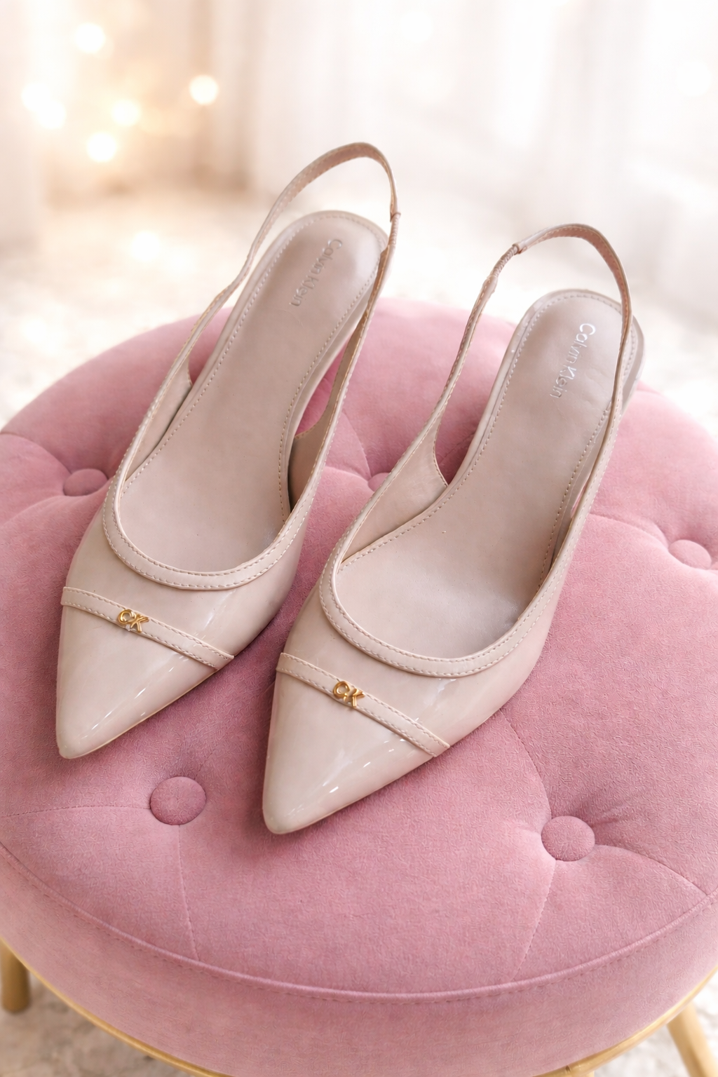 Heel pump Calvin Klein beige con placa