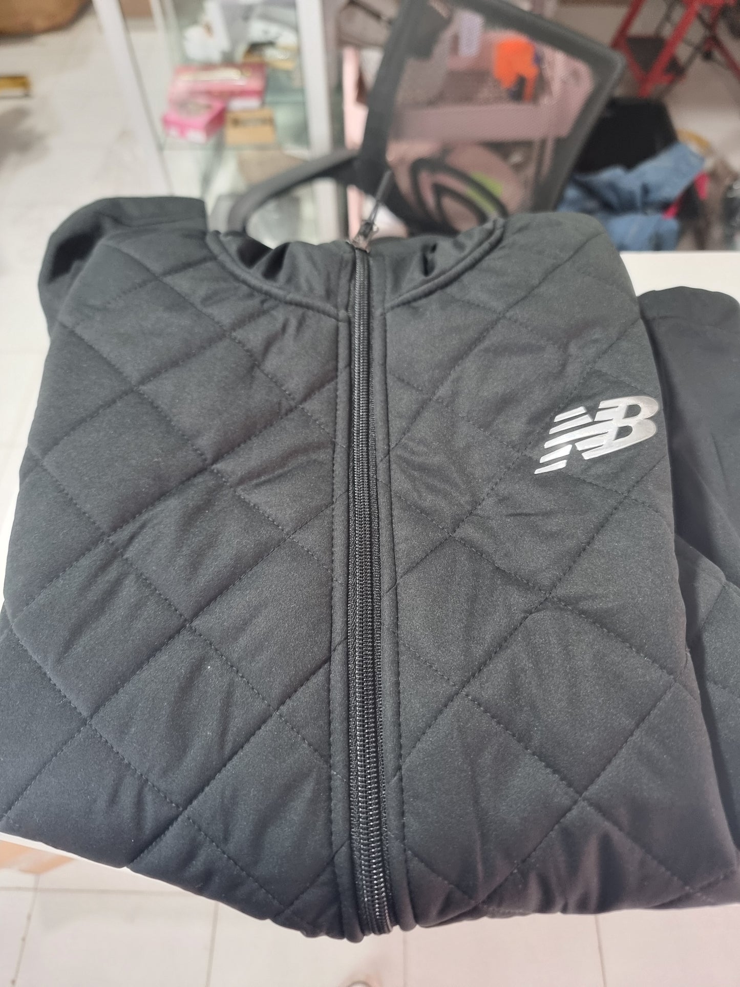 Chamarra New Balance negra