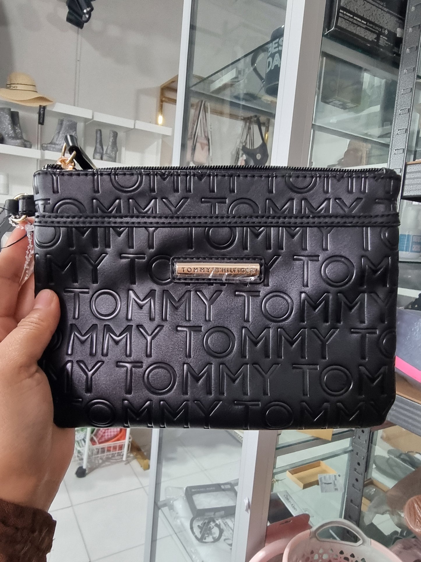 Muñequera Tommy H negra grabada