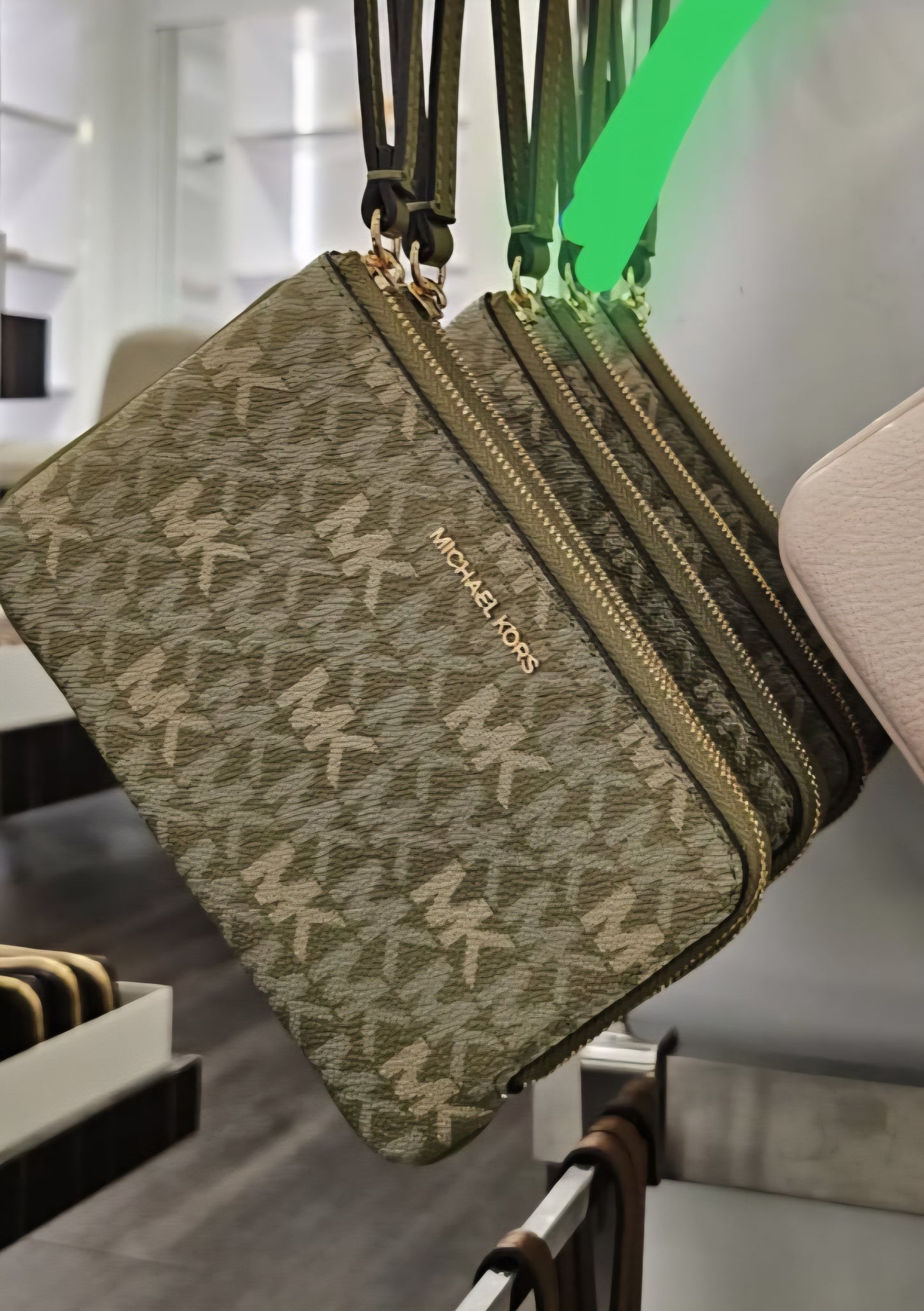 Muñequera Michael k verde con monogram