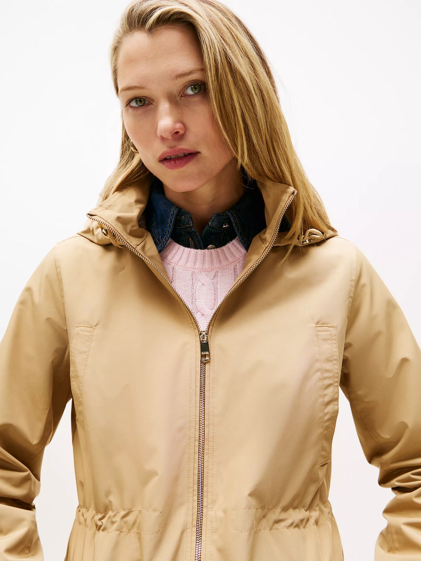 Rompevientos Tommy H camel con gorrito