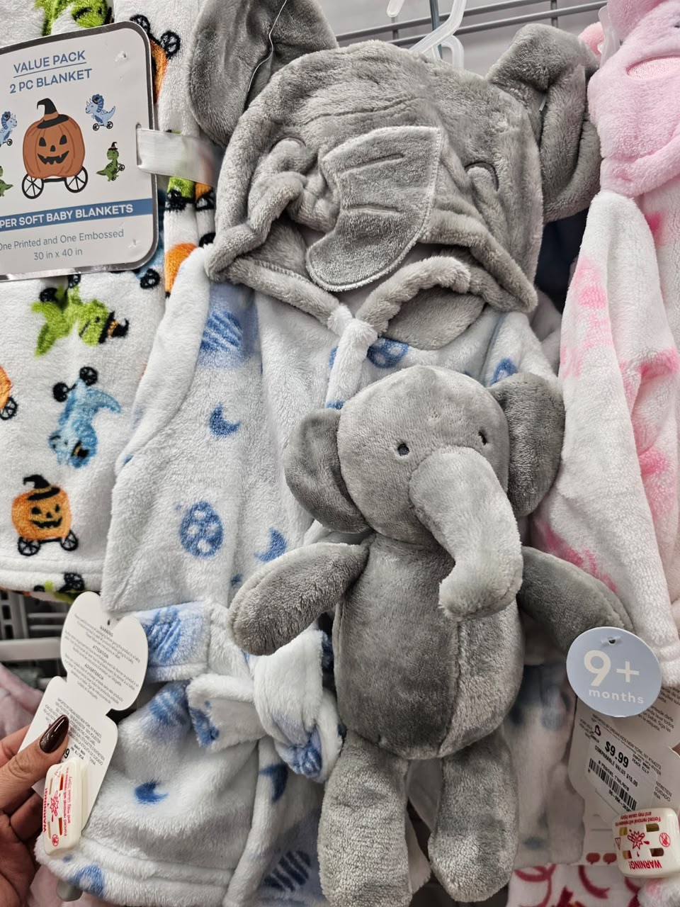 Batita con peluche de elefante